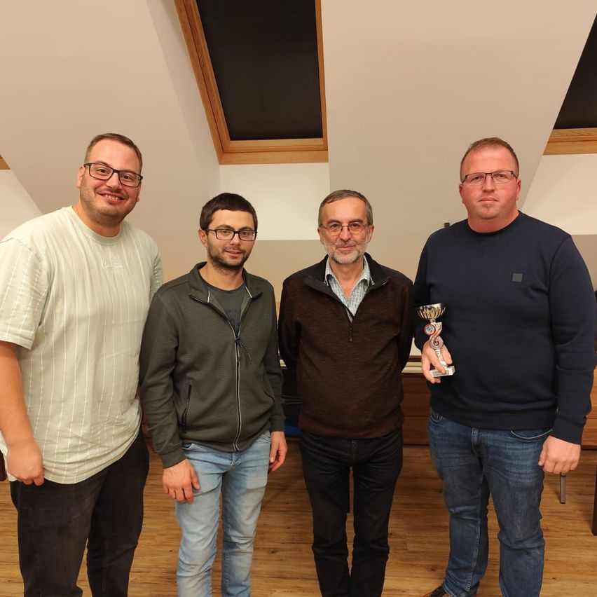 Bild enthält, Pants, Jeans, People, Person, Wood, Adult, Male, Man, Floor, Hardwood