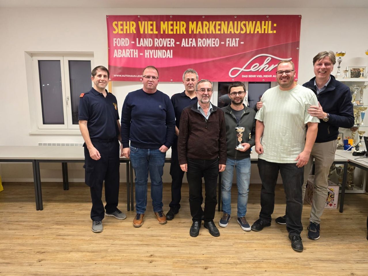 Bild enthält, Groupshot, Person, Pants, People, Adult, Male, Man, Glasses, Jeans, Shoe