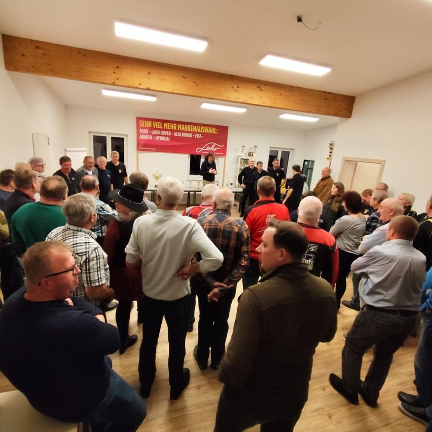 Bild enthält, People, Person, Adult, Female, Woman, Male, Man, Crowd, Indoors, Shoe