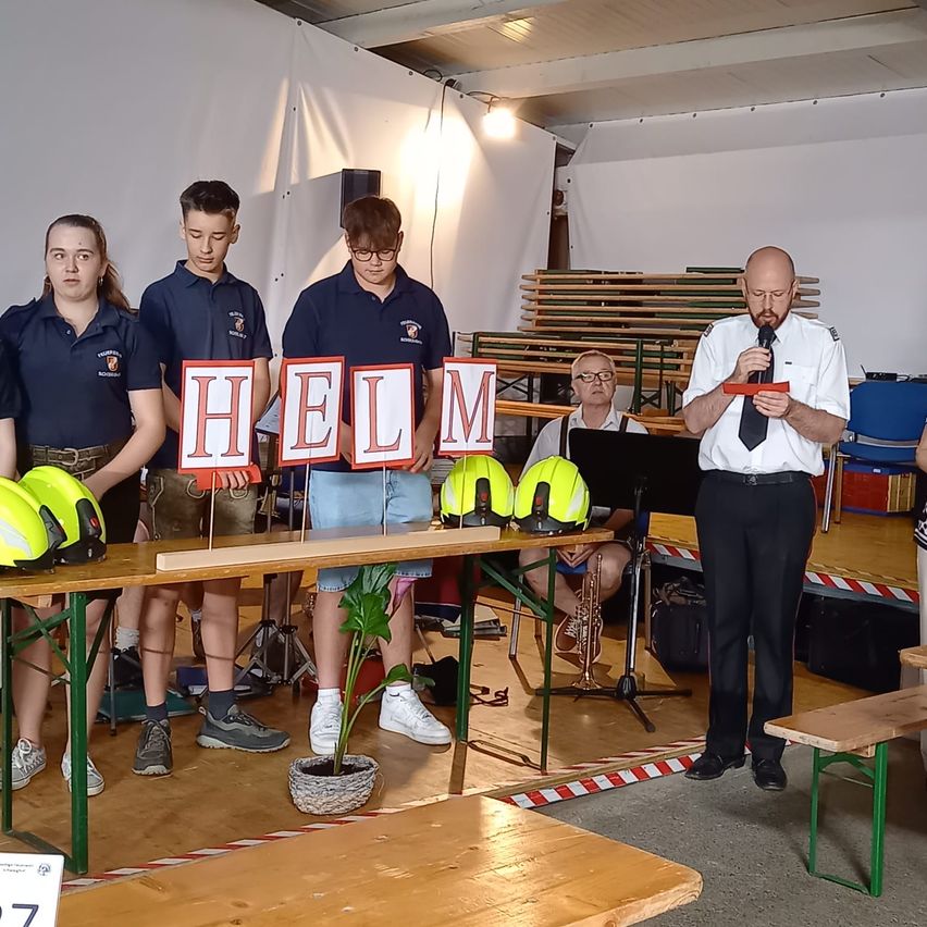 Bild enthält, Crowd, Person, People, Helmet, Adult, Male, Man, Face, Audience, Speech