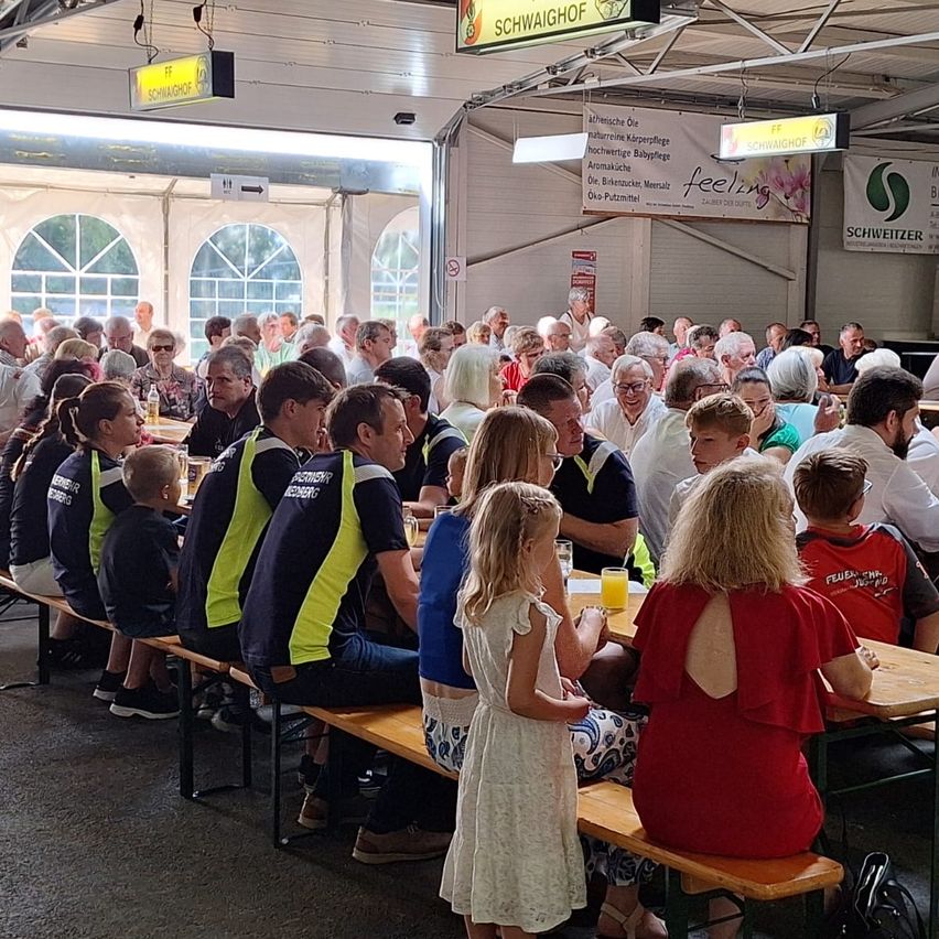 Bild enthält, Cafeteria, Indoors, Restaurant, Adult, Male, Man, Person, Boy, Child, People