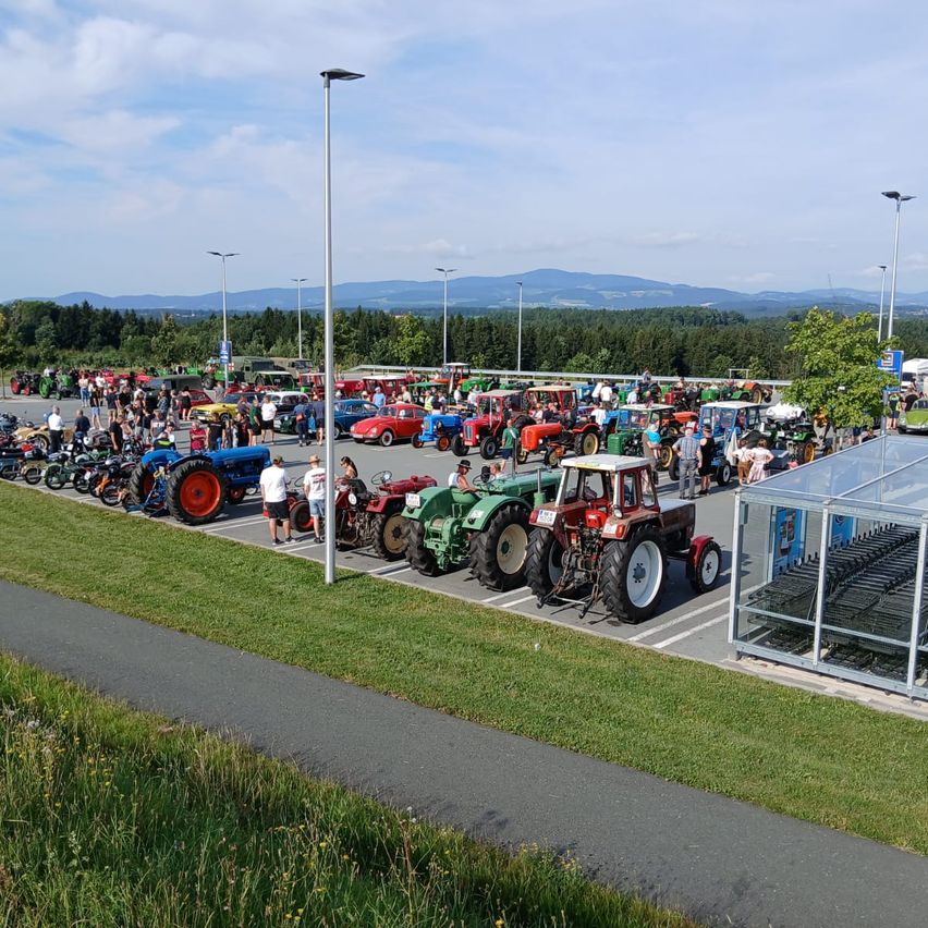 Bild enthält, Person, Machine, Wheel, Shoe, Outdoors, Vehicle, Car, Car Show, People, Motorcycle
