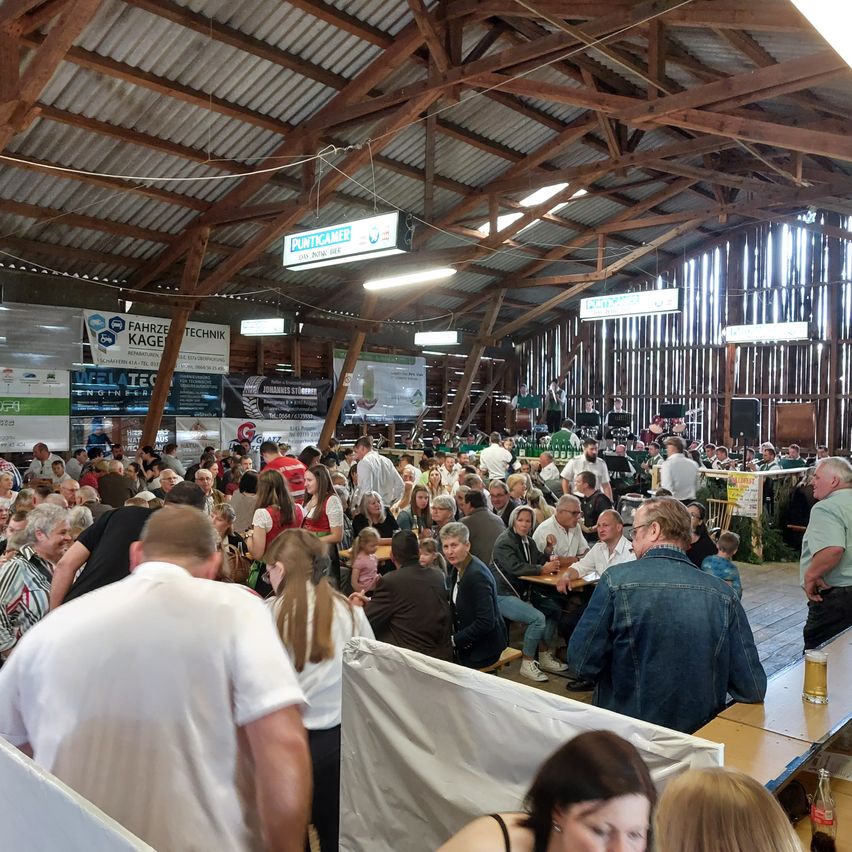 Bild enthält, People, Person, Cafeteria, Indoors, Restaurant, Adult, Female, Woman, Male, Man