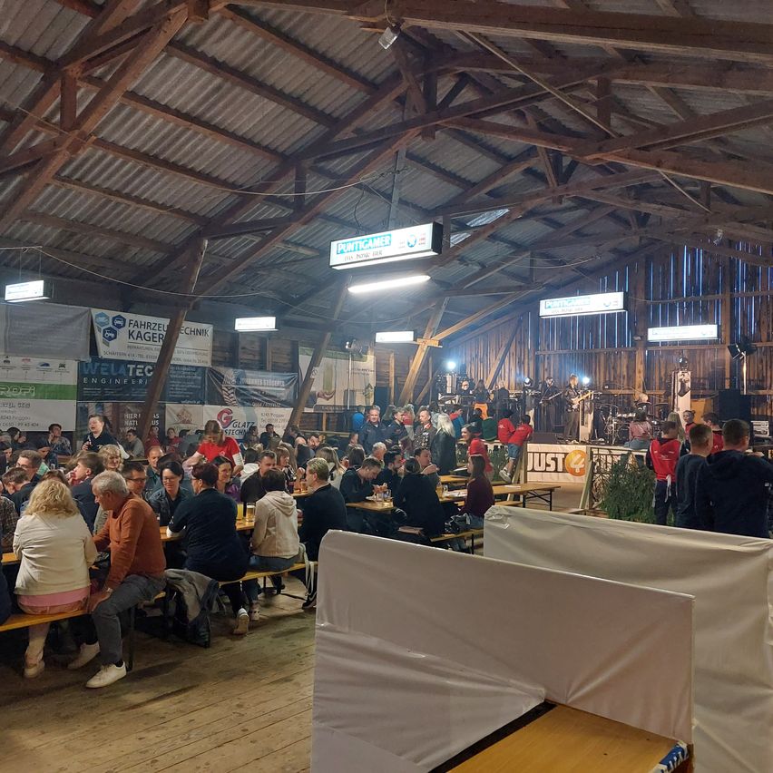 Bild enthält, Plywood, Wood, Building, Shelter, People, Person, Factory, Adult, Male, Man