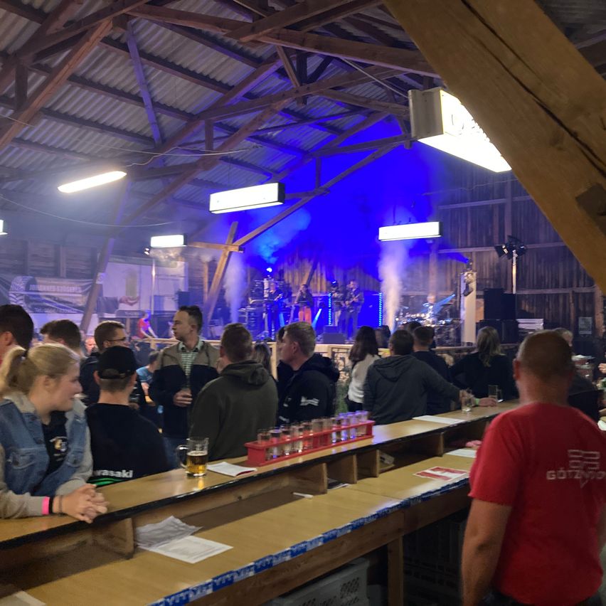 Bild enthält, Pub, Urban, Adult, Male, Man, Person, Cafeteria, Restaurant, Wood, Building