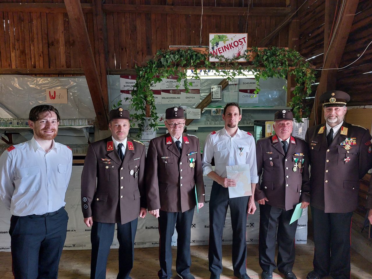 Bild enthält, Blazer, Coat, Jacket, Potted Plant, Adult, Male, Man, Person, Officer, Pants