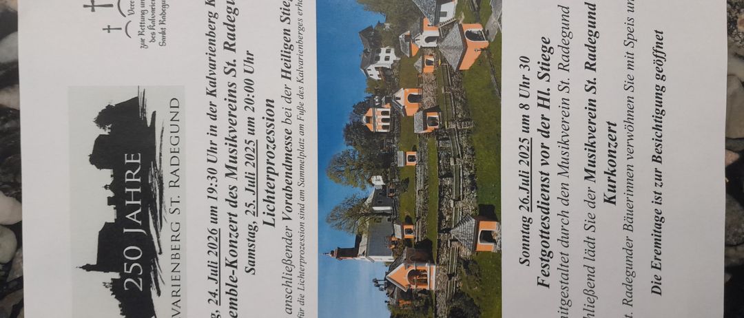 Plakat für ein musikalisches Ereignis in St. Radegund. Es zeigt ein Bild einer Kirche und erwähnt ein Konzertdatum und -zeit.