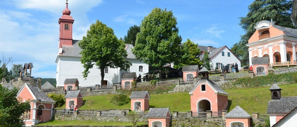 Bild enthält, Outdoors, Nature, Neighborhood, Countryside, Building, Rural, Village, Monastery, Suburb, Graveyard