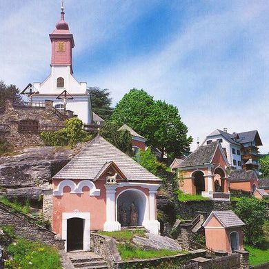 Bild enthält, Monastery, Neighborhood, Bell Tower, Spire, Clock Tower, Villa, Outdoors, Nature, Countryside, Village