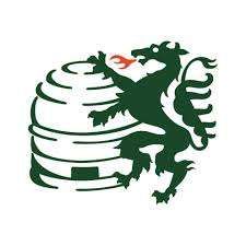 Ein grüner Drache mit feurigem Atem steht über einem Bienenstock und symbolisiert Stärke und Fleiß.