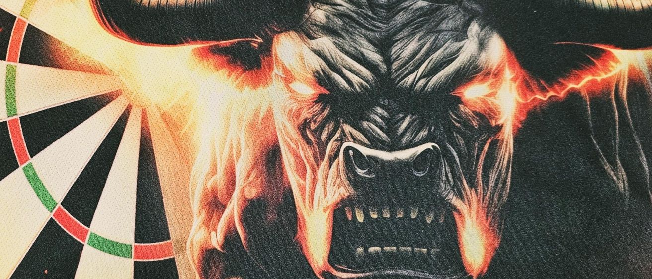 Ein wütender Stier mit Flammen um seine Hörner starrt drohend vor einem Dartboard mit den Zahlen 1 bis 20.