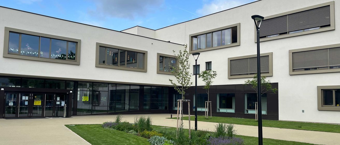 Bild enthält, Office Building, Housing, Grass, House, Person