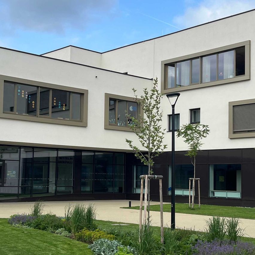 Bild enthält, Office Building, Housing, Grass, House, Person