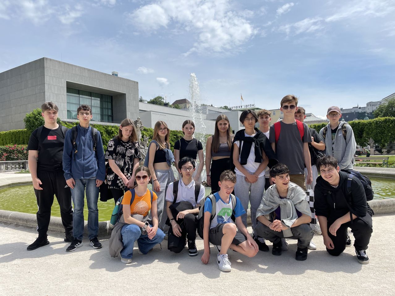 Bild enthält, College, Boy, Male, Person, Teen, Jeans, Shoe, Groupshot, Jacket, People