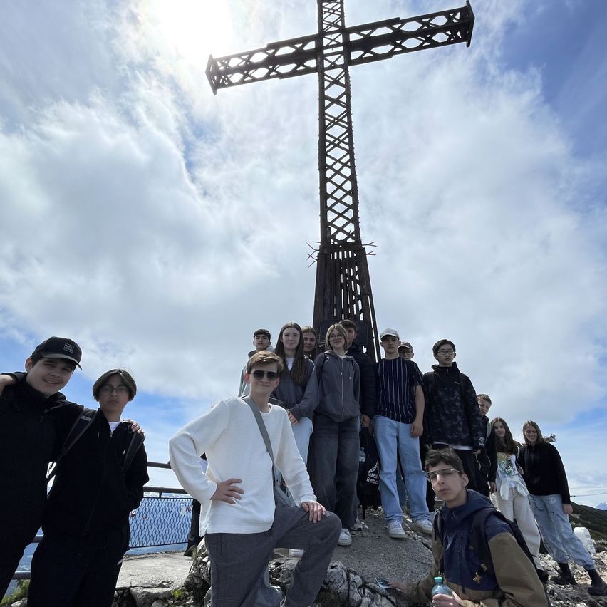 Bild enthält, Cross, Coat, Jacket, Pants, People, Person, Blazer, Adult, Male, Man