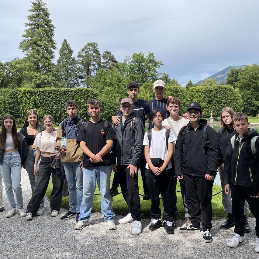 Bild enthält, Groupshot, Person, People, Boy, Male, Teen, Adult, Man, Jeans, Jacket