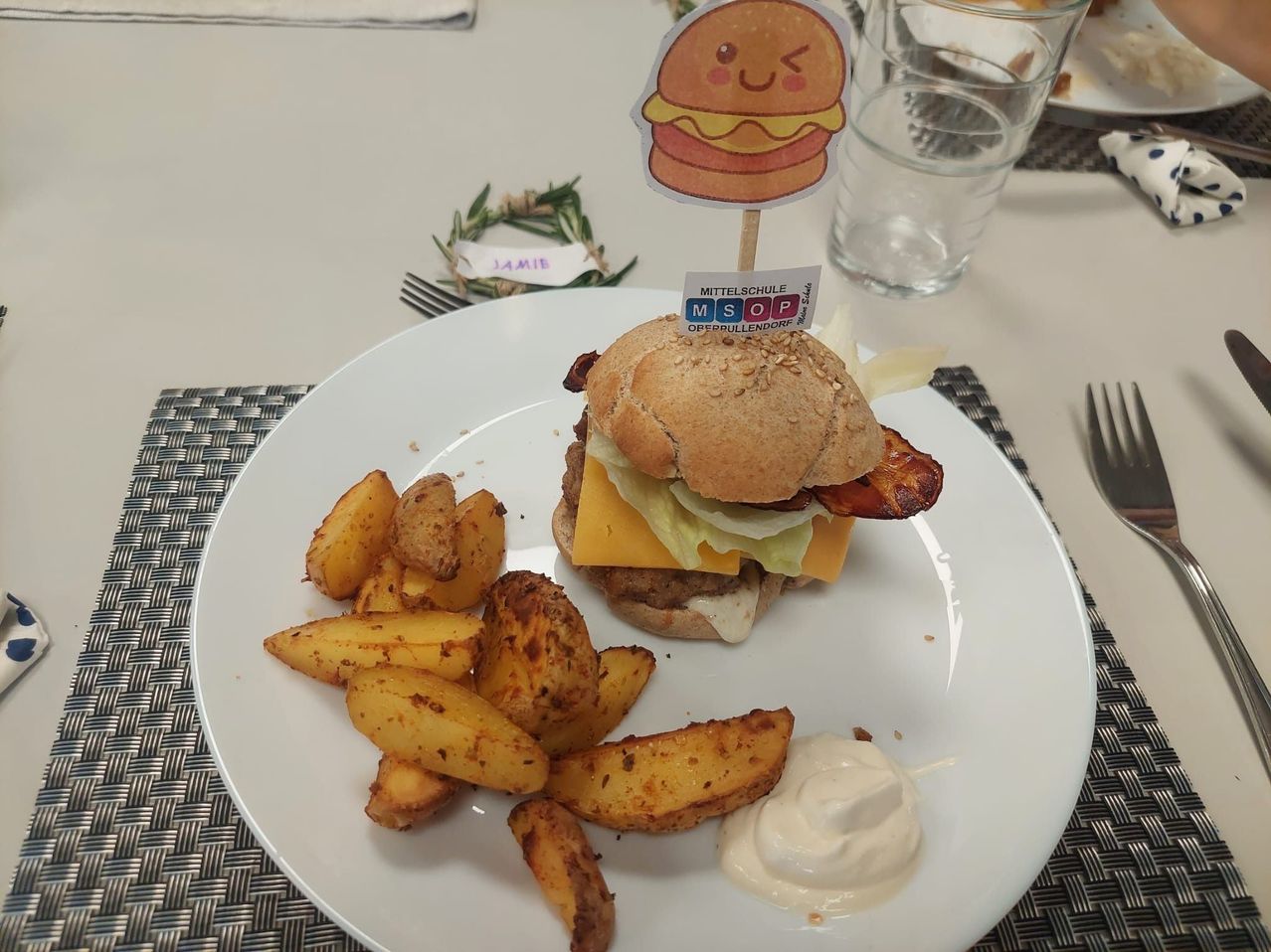 Bild enthält, Food, Food Presentation, Brunch, Burger, Plate