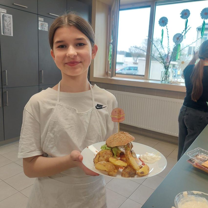 Bild enthält, Adult, Female, Person, Woman, Food, Food Presentation, Chef, Face, Head, Brunch