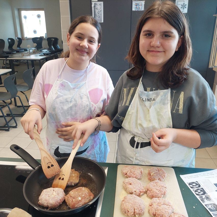 Bild enthält, Cooking, Food, Stirring Food, Person, Face, Head