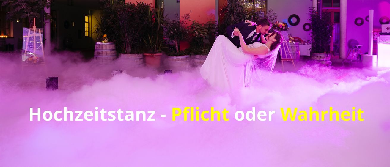 Brautpaar beim Hochzeitstanz mit Bodennebel