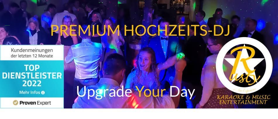 Eine Werbung für einen Premium-Hochzeits-DJ-Service. Eine Gruppe von Menschen tanzt in einem Club, beleuchtet von bunten Lichtern. Der Text lautet 'Upgrade Your Day' und hebt 12 Monate Inklusivleistungen hervor.