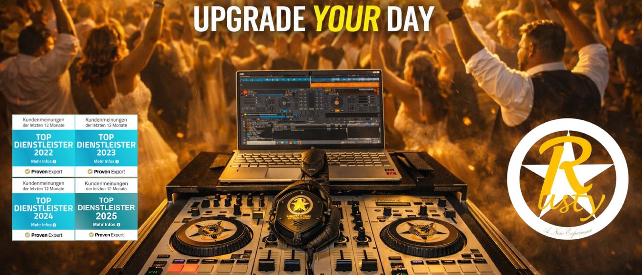 Ein Laptop und DJ-Mixer auf einem Tisch mit einer Menschenmenge im Hintergrund. Auf dem Laptop-Bildschirm steht 'Upgrade Your Day'. Ein Stern-Logo ist auf der rechten Seite.