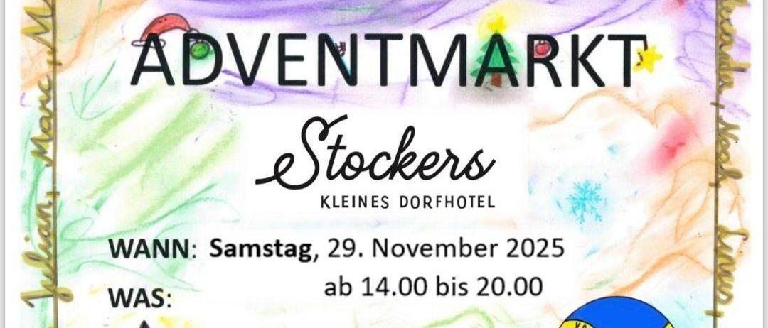 Plakat für den Adventmarkt bei Stockers, Kleins Dorfhotel. Datum: Samstag, 29. November 2025, 14 Uhr bis 20 Uhr. Veranstaltungen umfassen Auftritte der 3. Klasse gegen Ratschenkodorf um 16 Uhr und 18 Uhr. Eltern der 3. Klasse verkaufen Produkte der Schüler. Ort: Deutsch Goritz.