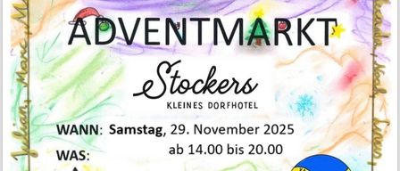 Plakat für den Adventmarkt bei Stockers, Kleins Dorfhotel. Datum: Samstag, 29. November 2025, 14 Uhr bis 20 Uhr. Veranstaltungen umfassen Auftritte der 3. Klasse gegen Ratschenkodorf um 16 Uhr und 18 Uhr. Eltern der 3. Klasse verkaufen Produkte der Schüler. Ort: Deutsch Goritz.