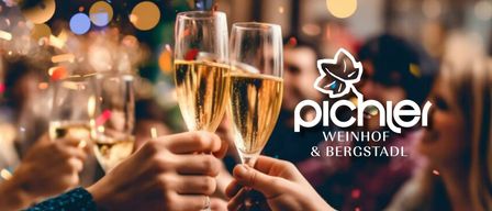Zwei Hände stoßen mit Champagnerflöten an, die mit goldener Flüssigkeit gefüllt sind. Ein Logo lautet 'picnic & bergs'. Unscharfer Hintergrund mit Menschen und Lichtern.