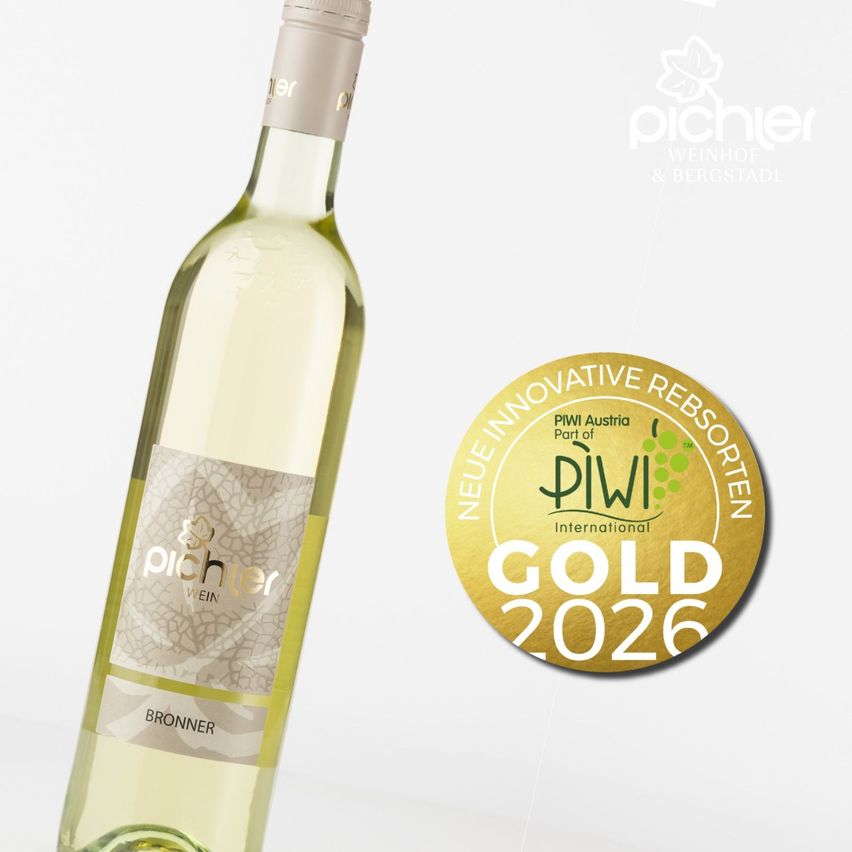 Eine Flasche Pichier Bronner Wein in Weiß. Sie hat eine klare, gelbe Farbe. In der Nähe befindet sich eine Goldmedaille für 'Gold 2026'.