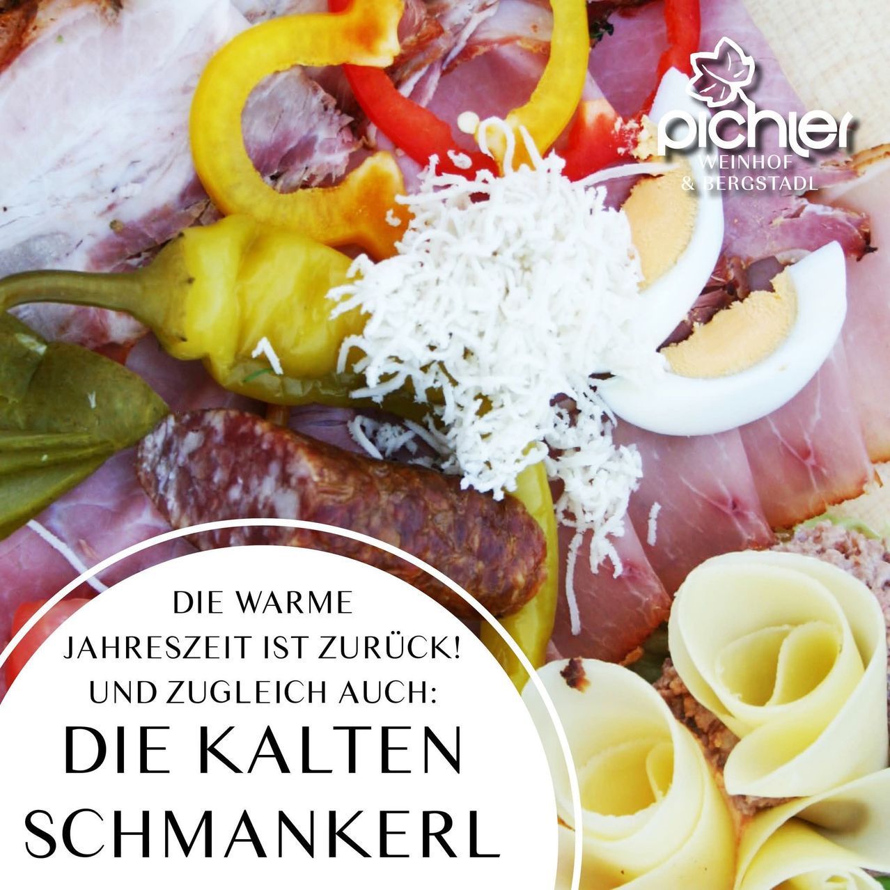 Ein Gericht mit verschiedenen Fleischsorten, Käse, Eiern und Paprika. Der Text sagt 'Die warme Jahreszeit ist zurück! Und auch die kalten Delikatessen'.