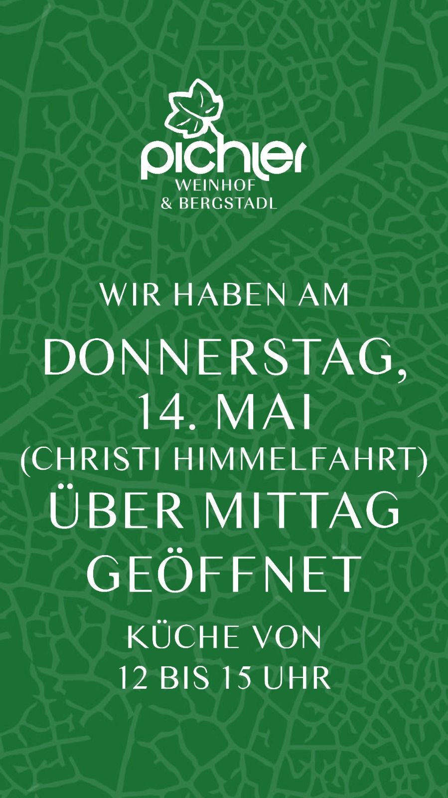 Ein Plakat verkündet, dass das Weingeschäft und Bergstadl am Donnerstag, dem 14. Mai, welcher Christi Himmelfahrt ist, um Mittag geöffnet hat.