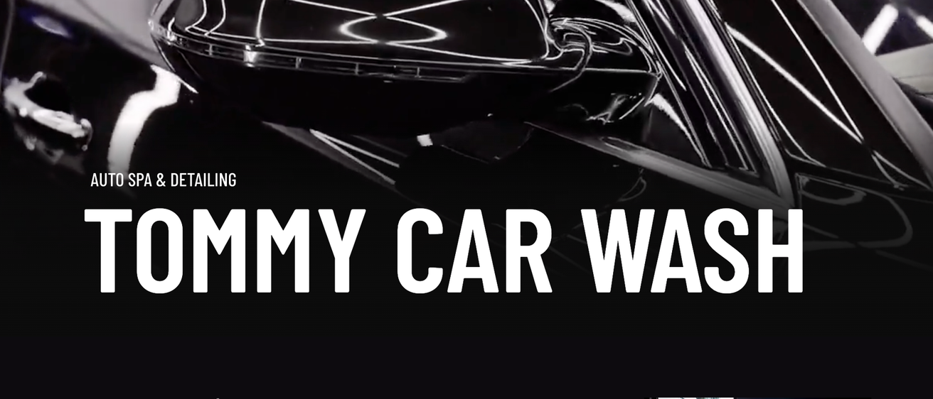 Nahaufnahme der vorderen Fahrzeugfront mit schwarzem Hintergrund, dem Wort 'DETAILING' in weißen Buchstaben und 'MMY CAR' in großen weißen Buchstaben.