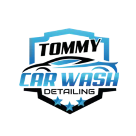 Das Logo für Tommy Car Wash Detailing, bestehend aus einem blauen und schwarzen Schild mit einem Autodesign und drei Sternen am unteren Rand.