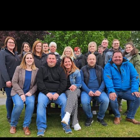 Bild enthält, Groupshot, Person, Pants, People, Coat, Jacket, Jeans, Adult, Female, Woman