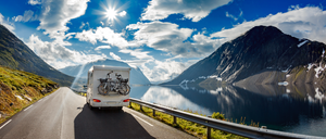 Bild enthält, Road, Freeway, Highway, Outdoors, Scenery, Tarmac, Wheel, Bicycle, Caravan, Landscape