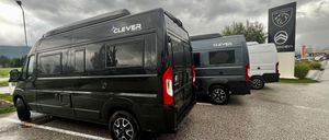 Bild enthält, Transportation, Vehicle, Moving Van, Van, Bus, Caravan, Machine, Wheel, Minibus