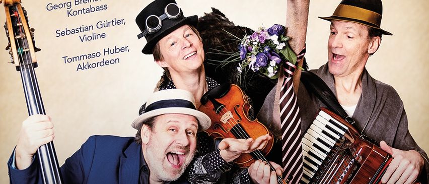 Plakat für eine musikalische Kabarett-Veranstaltung mit drei Musikern, von denen einer die Geige, ein anderer das Akkordeon und der dritte den Kontrabass spielt. Ein Strauß ist ebenfalls anwesend. Der Text lautet '500 Jahre Ivica Strauss - drei Bratschen für ein Halleluja Musikkabarett'. Das Datum ist der 1. Oktober 2026.