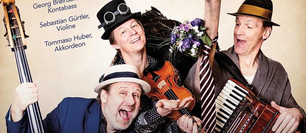 Plakat für eine musikalische Kabarett-Veranstaltung mit drei Musikern, von denen einer die Geige, ein anderer das Akkordeon und der dritte den Kontrabass spielt. Ein Strauß ist ebenfalls anwesend. Der Text lautet '500 Jahre Ivica Strauss - drei Bratschen für ein Halleluja Musikkabarett'. Das Datum ist der 1. Oktober 2026.