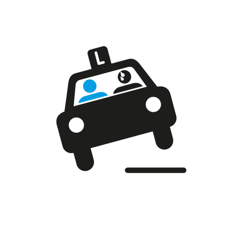 Ein Auto mit einem L-Schild oben hat einen Fahrer und einen Passagier im Inneren. Das Auto scheint sich vorwärts zu bewegen.