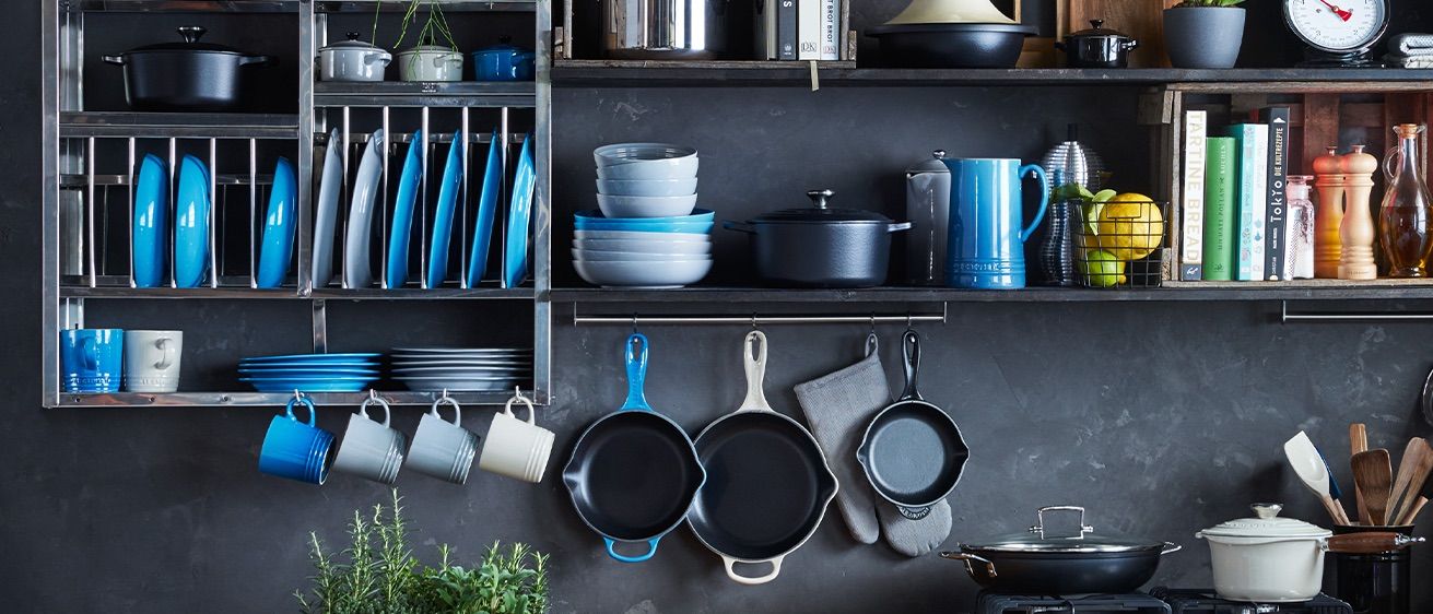 Bild enthält, Cup, Cookware, Shelf, Pot, Cooking Pot, Food, Skillet