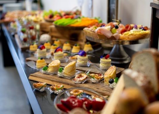 Brunch, Food, Cafeteria, Indoors, Restaurant, Meal, Ketchup, Buffet