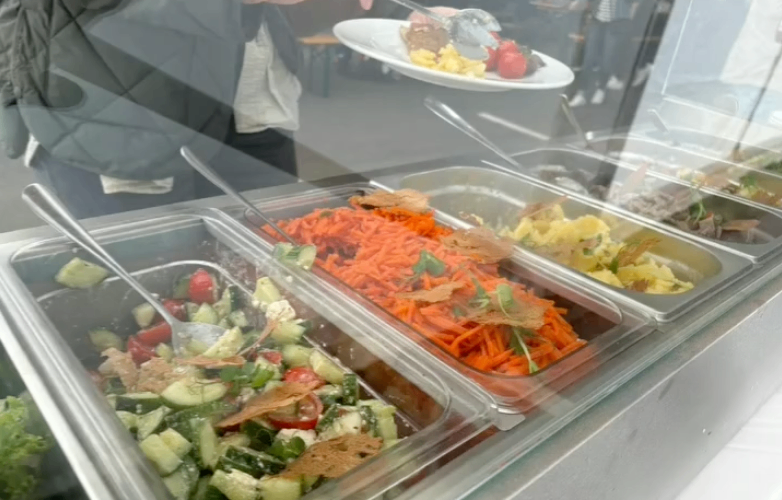 Bild enthält, Food, Salad, Salad Bar, Cutlery, Spoon, Person