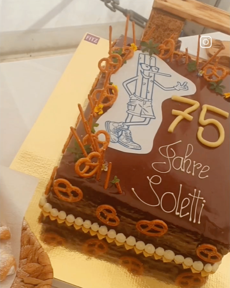 Bild enthält, Birthday Cake, Cake, Cream, Dessert, Food, Text, Symbol, Number