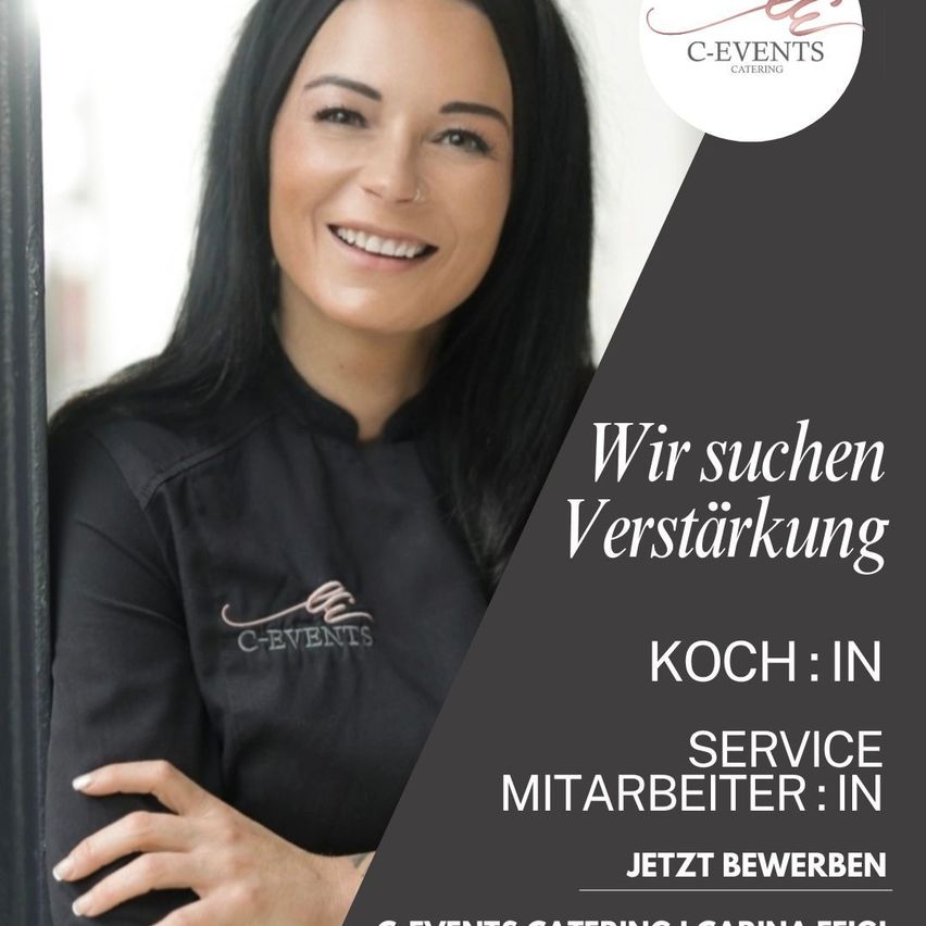 Eine lächelnde Frau in einem schwarzen Kochuniform steht an einer Wand. Der Text lautet 'Wir suchen Verstärkung' und bietet Stellenangebote für Köche und Servicemitarbeiter. Das Firmenlogo lautet 'C-EVENTS Catering'.