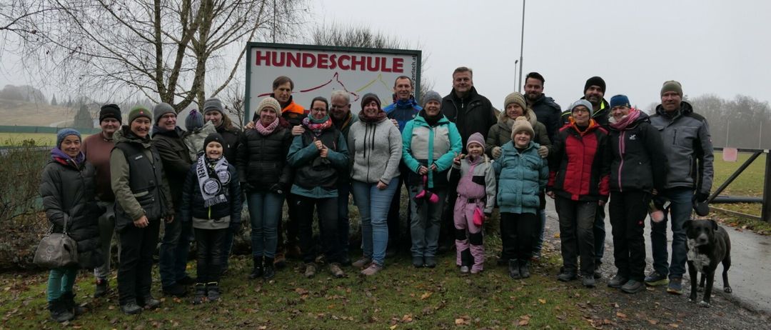 Bild enthält, People, Person, Pants, Coat, Jacket, Grass, Park, Vegetation, Tree, Dog