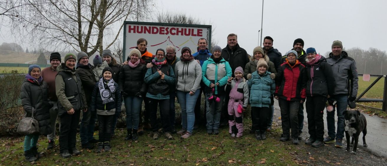 Bild enthält, People, Person, Pants, Coat, Jacket, Grass, Park, Vegetation, Tree, Dog