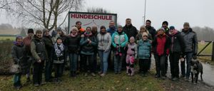 Bild enthält, People, Person, Pants, Coat, Jacket, Grass, Park, Vegetation, Tree, Dog