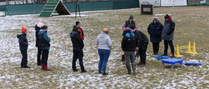 Bild enthält, Person, Outdoors, Cap, Hat, Shoe, Pants, Jeans, Nature, Play Area, Coat