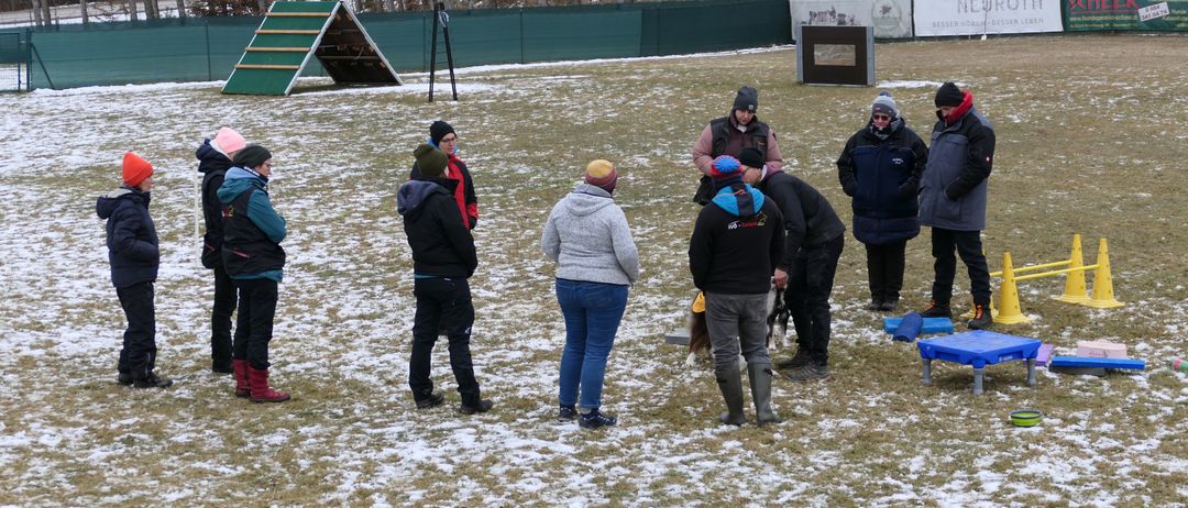 Bild enthält, Person, Outdoors, Cap, Hat, Shoe, Pants, Jeans, Nature, Play Area, Coat